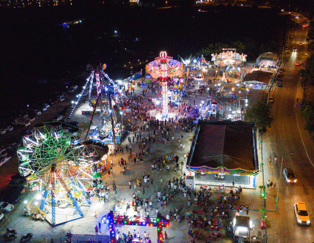 Kurt Lunapark'ın gece havadan görünümü, deniz kenarında rengârenk ışıklar
